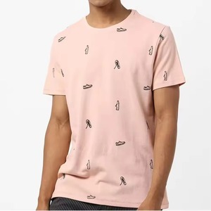 เสื้อยืดคอกลมแขนสั้นสีชมพูพิมพ์ลายรองเท้า ทรงปกติ เสื้อผ้าลำลองผู้ชาย ผ้าฝ้ายเจอร์ซีย์ถัก 100% - Product Image 1