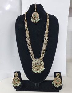 Parure de mariée florale 3 pièces luxueuse avec pendentif soleil mandala, collier long plaqué or antique Rani Haar et perles Kundan - Product Image 4