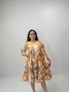 Elegante Vestido Midi Escalonado con Estampado de Hojas Abstractas en Naranja para Mujer, con Cuello en V, Detalle de Lazo y Mangas Tres Cuartos para Uso Casual - Product Image 1