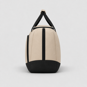 Bolsa de fútbol premium hecha con material ligero y duradero que ofrece amplio espacio de almacenamiento, cremalleras resistentes y opciones de transporte cómodas. - Product Image 3