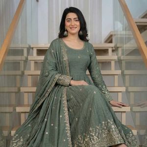 Conjunto de traje Anarkali de seda gruesa para mujer con bordado de lentejuelas, pantalón y dupatta |   Conjunto de Kurti para Fiesta Completamente Cosido - Product Image 6