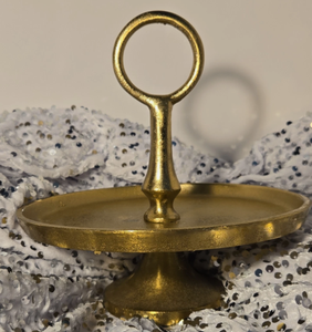 Plateau sur pied doré à un seul niveau avec poignée annulaire, base surélevée, plateau peu profond à rebord rond et plateau central sur colonne haute - Product Image 1