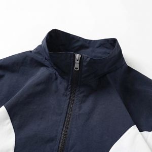 Chaqueta Deportiva Color Gris Marino y Blanco — Chaqueta Ligera con Cierre y Detalles de Paneles y Dobladillo Elástico |   Unisex OEM/ODM Marca Privada - Product Image 3