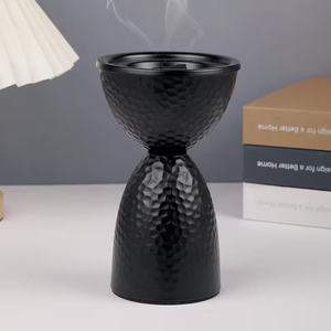 Brûleur d'encens de luxe en métal doré martelé, encensoir sculptural moderne pour Oud avec coupelle perforée amovible pour résine et charbon de bois - Product Image 2