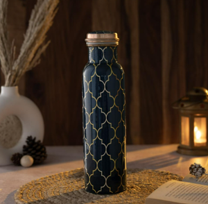 Botella de Agua de Cobre Puro con Diseño Vibrante de Mandala Impreso a Color sobre Fondo Blanco Limpio - Product Image 3