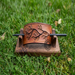 Barrette à cheveux en cuir façonnée à la main, épingle sculptée florale, accessoire pour cheveux en bois, design rustique, pince à cheveux pour femme - Product Image 3
