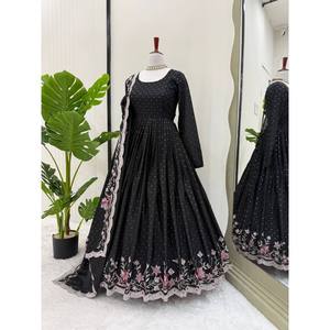 Robe de soirée blanche RTC Designer avec broderie et sequins, taille XL - Product Image 3