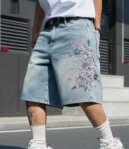 Pantalones Cortos de Mezclilla para Hombre, Color Azul Claro, Bordados con Flores de Cerezo, Estilo Holgado, Pierna Ancha, Moda Urbana, Capris de Mezclilla - Product Image 5
