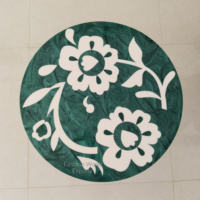 Table d'Appoint Faite Main en Résine Florale Verte Incrustée avec Base Damier et Pieds en Bois – Meuble Élégant et Compact pour Toute Pièce