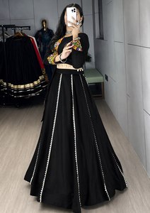 Ensemble Lehenga Choli pour femme en rayonne et coton violet, avec broderies et travail de miroirs Gamthi, longueur ras du sol, séchage rapide, vêtement traditionnel indien - Product Image 6