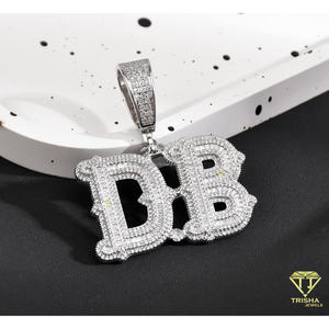 Collier de luxe en moissanite en gros avec pendentif nom en lettres majuscules, entièrement serti de pierres et chaîne cubaine étincelante - Product Image 1