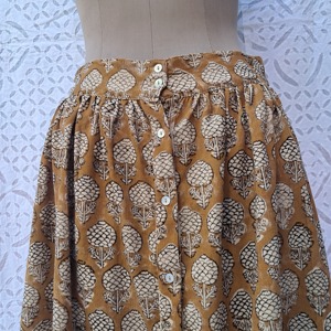 Jupe longue en coton pour femme, motif arbre imprimé au bloc, taille élastiquée smockée, devant boutonné, ourlet à larges volants, couleur moutarde, faite à la main - Product Image 5