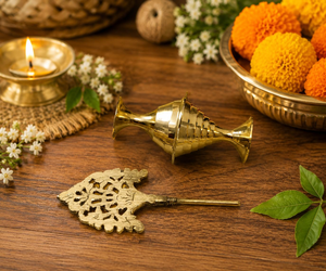 Surma Dani en laiton de qualité supérieure avec applicateur décoratif orné, récipient à kohl traditionnel fait main avec finition dorée vintage - Product Image 1