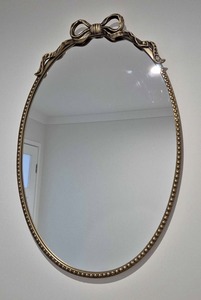 Miroir mural minimaliste en bois rond avec design en forme de nœud, support réglable pour usage domestique - Product Image 3