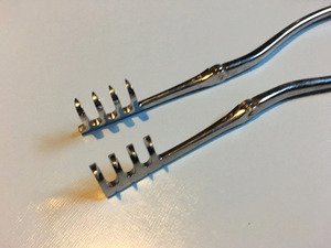 Retractor Autoajustable Adson de 4 Puntas, Inocuo/Afilado, Instrumentos Quirúrgicos de Acero Inoxidable de Alta Calidad, Cirugía General RS-2198 - Product Image 2
