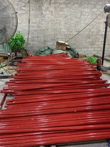 Poignées en bois enduites de PVC coloré 120x2.2 cm manche à balai en bois d'eucalyptus fabriqué au Vietnam seulement 0.1 USD/PCS - Product Image 3