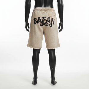 กางเกงขาสั้นผู้ชายแบบย้อมสีเอซิด 300 GSM ผ้าฝ้ายผสมโพลีเอสเตอร์ ขนแกะสีเบจ แต่งแถบข้างประดับเพชร ปักโลโก้ตามสั่ง - Product Image 2