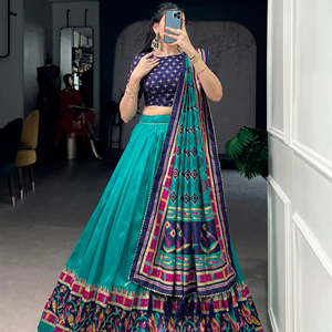 Conjunto de Lehenga Choli de Seda Elegante con Estampado y Borde Tejido con Zari, Lehenga con Dupatta de Seda, Ropa Étnica India - Product Image 1