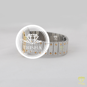 Reloj de Lujo con Movimiento Abierto y Diamantes Moissanite, Acabado en Oro Blanco, Detalles en Oro Amarillo y Estilo de Alta Gama - Product Image 4
