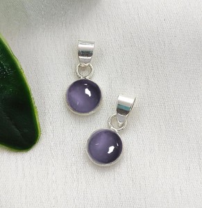 Breloques artisanales en quartz alexandrite rond avec serti - Breloques en pierres précieuses de 6 mm pour la vente en gros de bijoux - Pendentif plaqué argent - Product Image 1