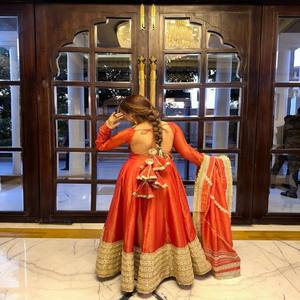 Vestido Anarkali de Seda Chinon VASTRA COTTAGE con Bordado Pesado y Lentejuelas, Forro de Algodón y Dupatta de Encaje con Conjunto de Parte Inferior - Product Image 3