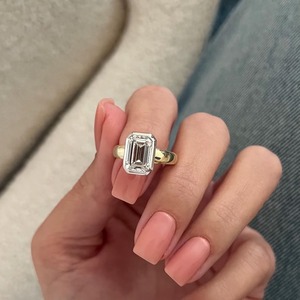 Bague de fiançailles et de mariage Art Déco unique en or jaune 18 carats avec diamant de laboratoire taille émeraude serti clos, certifié IGI, style tendance pour - Product Image 1