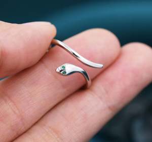 Anillo Serpiente en Plata de Ley 925 con Engaste de Circonita y Banda Ajustable, Disponible en Tres Tamaños para Compromiso y Boda - Product Image 4