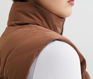 Chaleco acolchado transpirable con logotipo personalizado OEM para mujer, chaqueta sin mangas, chaleco acolchado para invierno, hecho en Pakistán, chaqueta para mujer - Product Image 4
