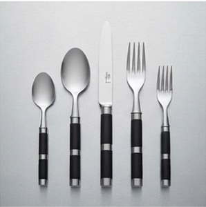 Ensemble de couverts minimalistes en acier inoxydable avec poignées noires, compatibles lave-vaisselle, vaisselle de mariage - Product Image 1