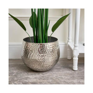 Florero de Aluminio Contemporáneo de Lujo con Base Metálica Elevada para Exhibición Floral Premium y Decoración del Hogar - Product Image 2