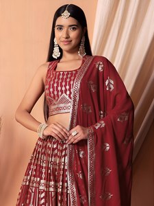 Robe de demoiselle d'honneur en georgette brodée de sequins bordeaux, coupe trapèze longue, col montant, manches courtes - Product Image 2