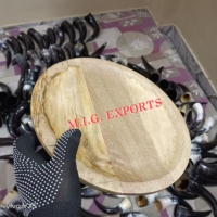 Assiette en bois avec surface polie naturelle, vaisselle rustique pour la salle à manger, la cuisine, les restaurants et les occasions spéciales.
