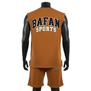 Conjunto de camiseta sin mangas y pantalones cortos para hombre, de algodón grueso, color marrón, con logotipo bordado en aplique. - Product Image 2