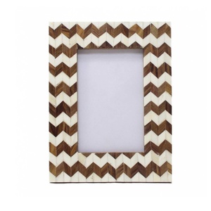 Cadre photo en bois fait main avec incrustation d'os, motif chevron, support photo rectangulaire, décoration de table - Product Image 4