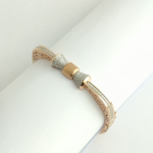 Bracelet jonc en or rose 18 carats avec diamants pour femme, design géométrique élégant, bijoux fins, cadeau pour mariage ou fête, finition polie haute brillance - Product Image 1