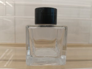 Vente en gros de flacons diffuseurs en verre transparent carrés vides de 50 ml, faciles à ouvrir, emballés dans un carton, flacon en verre - Product Image 1