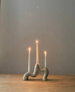 Support de bougie en céramique rayé rond fait main pour table, décoration intérieure, restaurant et rituels religieux par UO INDIA - Product Image 1
