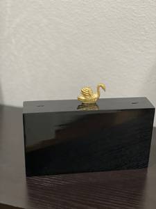 Bolso de mano de resina negra hecho a mano con adornos de piedras preciosas y cierre de cisne dorado, elegante bolso de noche con correa de cadena - Product Image 6