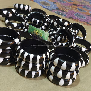 Brazalete de resina sólida en negro azabache brillante, pulsera ancha hecha a mano, Joyería Moderna, accesorio de moda elegante para Estilismo diario en negrita - Product Image 1