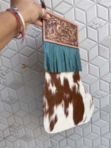Calcetín navideño de cuero vacuno con flecos, hecho a mano, color turquesa, para colgar en la chimenea, decoración para fiestas, bolsa de regalo. - Product Image 2