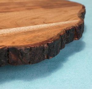 Plato Redondo de Madera para Servir con Borde de Corte Natural, Reutilizable, No Tóxico y Sostenible para Queso, Frutas y Aperitivos - Product Image 4