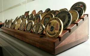 Soporte de Madera con Acabado Pulido para Exhibición de Monedas Conmemorativas - Product Image 4