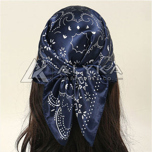 Commande en gros de bandanas unisexes de luxe personnalisés à motifs 100% soie pour les équipes, les clubs, les événements et les entreprises - Haute qualité - Product Image 2