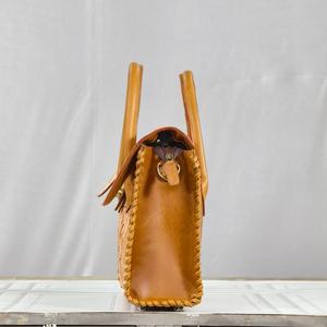 Bolso Tote de Cuero Genuino Vintage con Grabado Floral y Cierre de Broche para Uso Diario - Product Image 4