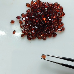 โกเมนสีแดงธรรมชาติ 4x3 มม. รูปทรงลูกแพร์ คุณภาพดีที่สุด พลอยหลวมสำหรับทำเครื่องประดับ - Product Image 3