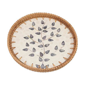 Elegante Bandeja Redonda de Ratán con Incrustaciones de Madreperla en Forma de Hoja, Marco Natural Tejido a Mano, Bandeja Decorativa Sofisticada - Product Image 1