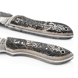 Couteau de chasse à lame fixe en acier Damas personnalisé - Lame droite de 19 cm - Manche en os de chameau gravé au laser - Motif loup Vegvisir - Product Image 3