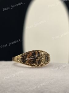 Anillo Vintage con Diseño Floral Tallado, Anillo de Sello con Patrón de Flores Grabado, Bañado en Rodio, Regalo para Mujer - Product Image 1
