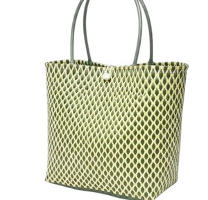 Sac et sac à main faits main pour les vacances d'été à la plage, en plastique tressé vert foncé et jaune, avec poignées assorties - Product Image 1