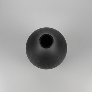 Florero Moderno Negro Mate Texturizado con Diseño de Rejilla y Cuello Delgado para una Decoración Contemporánea y Elegante del Hogar - Product Image 4